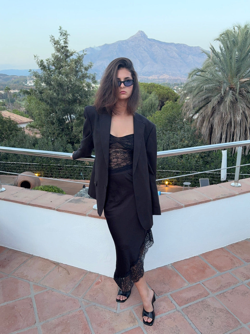 Nicoline off shoulder top in lace - Black